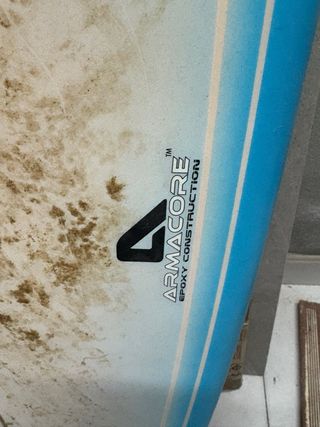Tabla de surf azul y blanca