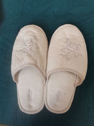 Ciabatte da donna beige con ricamo floreale