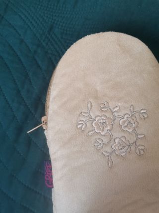 Ciabatte da donna beige con ricamo floreale