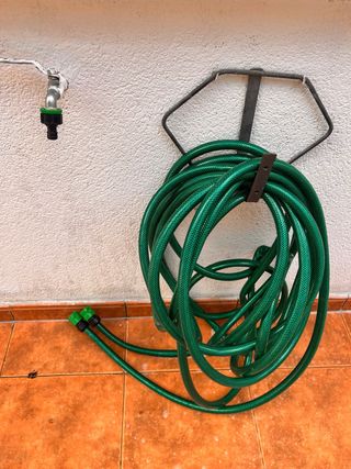 Manguera de agua verde enrollada