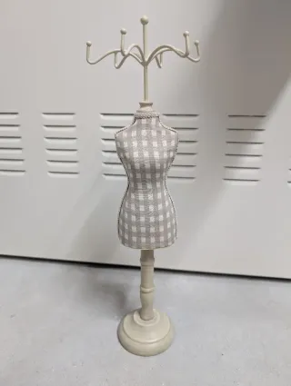 Maniquí joyero beige y gris