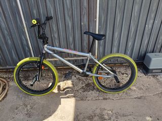 Bici BMX Plata con Ruedas Amarillas