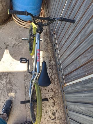 Bici BMX Plata con Ruedas Amarillas