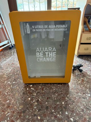 Nevera expositora pequeña amarilla