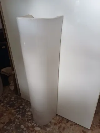 Lavabo de porcelana con grifo