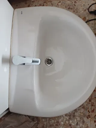 Lavabo de porcelana con grifo