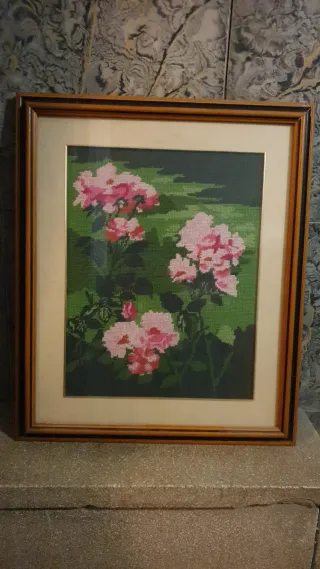 Cuadro bordado flores rosas marco madera
