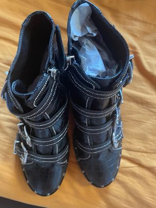 Stivaletti Schutz neri con fibbie