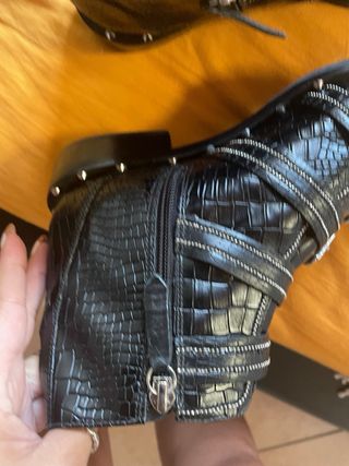 Stivaletti Schutz neri con fibbie
