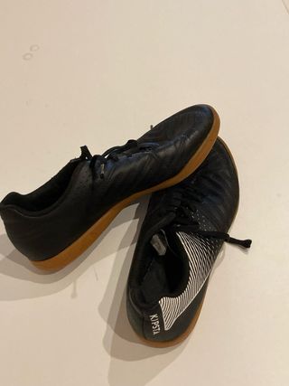 Zapatillas Fútbol Sala Kipsta Negras Marrones