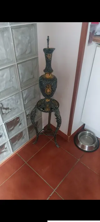 Jarrón y pie decorativo