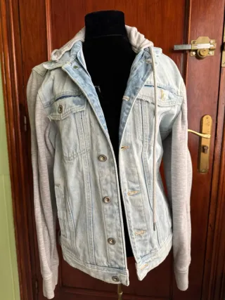 Chaqueta vaquera con capucha gris