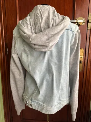 Chaqueta vaquera con capucha gris