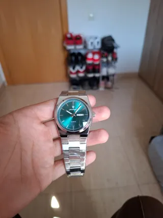 Reloj Poedagar Plateado con Esfera Verde Turquesa.
