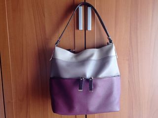 Bolso plateado acolchado... Bolso azul y rojo 