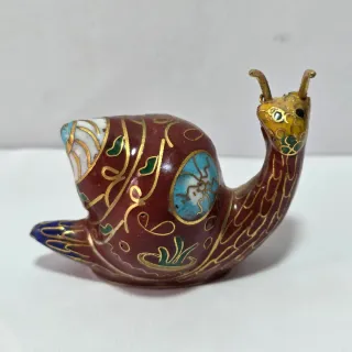 Vecchia lumaca in metallo con smalti cloisonné