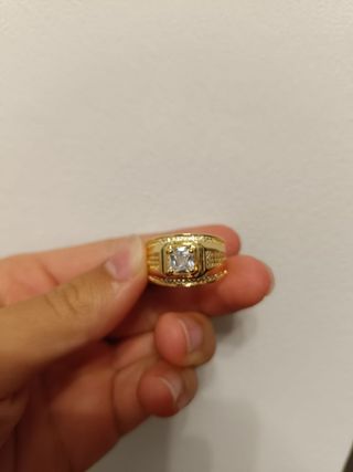 Anillo de oro con piedra cuadrada