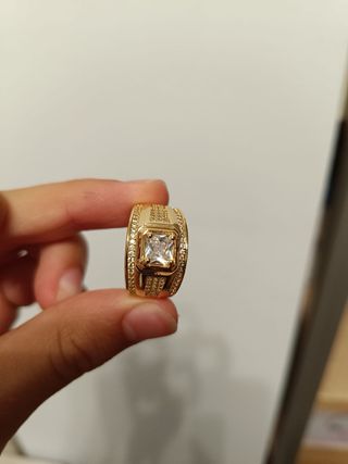 Anillo de oro con piedra cuadrada