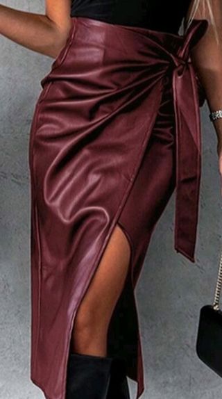 Falda tubo roja efecto piel