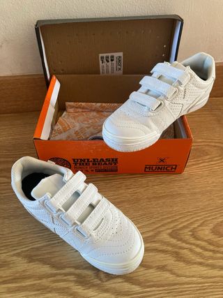 Zapatillas Munich Blancas Velcro. Talla 33