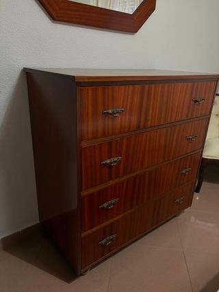 Cómoda de madera con 4 cajones
