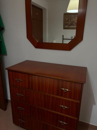 Cómoda de madera con 4 cajones