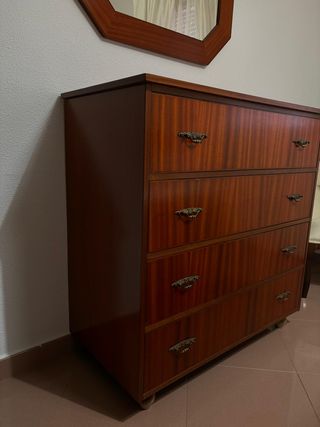 Cómoda de madera con 4 cajones
