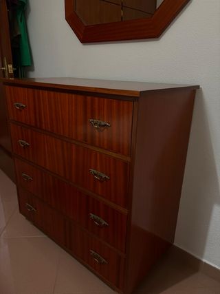Cómoda de madera con 4 cajones