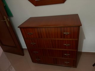 Cómoda de madera con 4 cajones