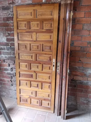 Puerta de madera maciza