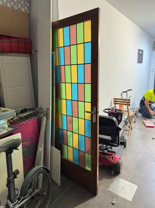 Puerta vintage con cristales de colores