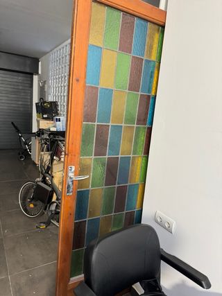 Puerta vintage con cristales de colores