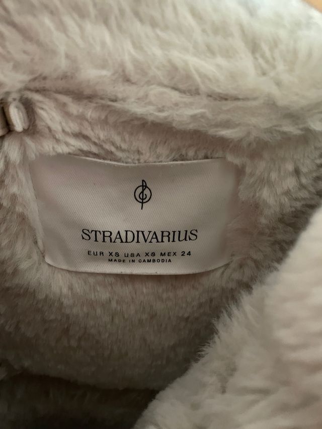 Abrigo beige y blanco