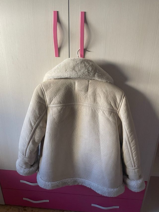 Abrigo beige y blanco