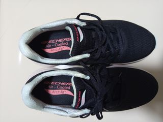Skechers Arch Fit Mujer Negro/Blanco