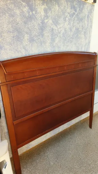 Cabezal de cama de madera marrón