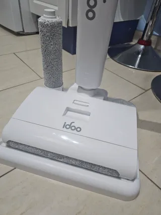 Fregona y aspiradora eléctrica 2 en 1