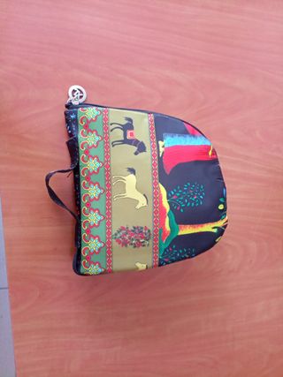 Mochila multicolor con estampado