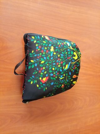 Mochila multicolor con estampado