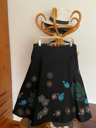 Falda negra bordada con flores