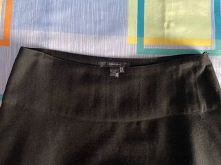 Falda negra bordada con flores