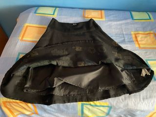 Falda negra bordada con flores