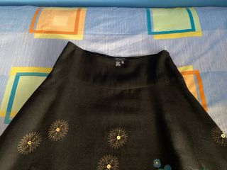 Falda negra bordada con flores