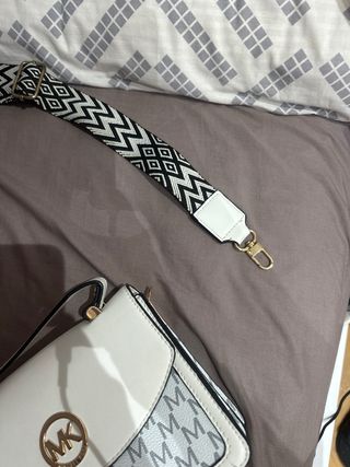 Bolso Michael Kors blanco con logo MK