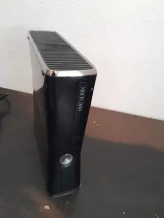 Xbox 360 Negra (250GB) + 2 Mandos + 3 
Juegos