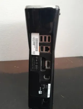 Xbox 360 Negra (250GB) + 2 Mandos + 3 
Juegos