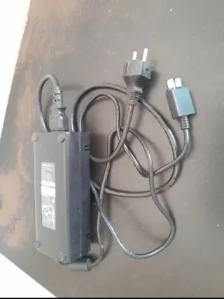 Xbox 360 Negra (250GB) + 2 Mandos + 3 
Juegos