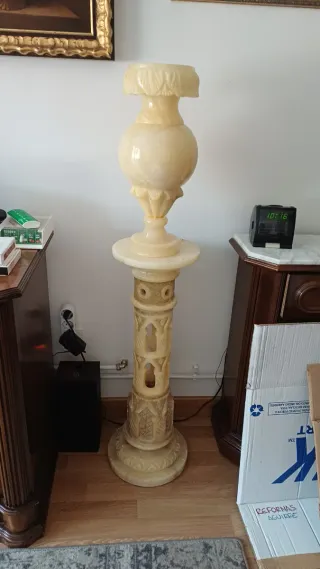 Columna de mármol beige