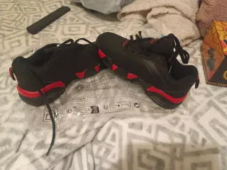 Zapatillas deportivas hombre negras y rojas