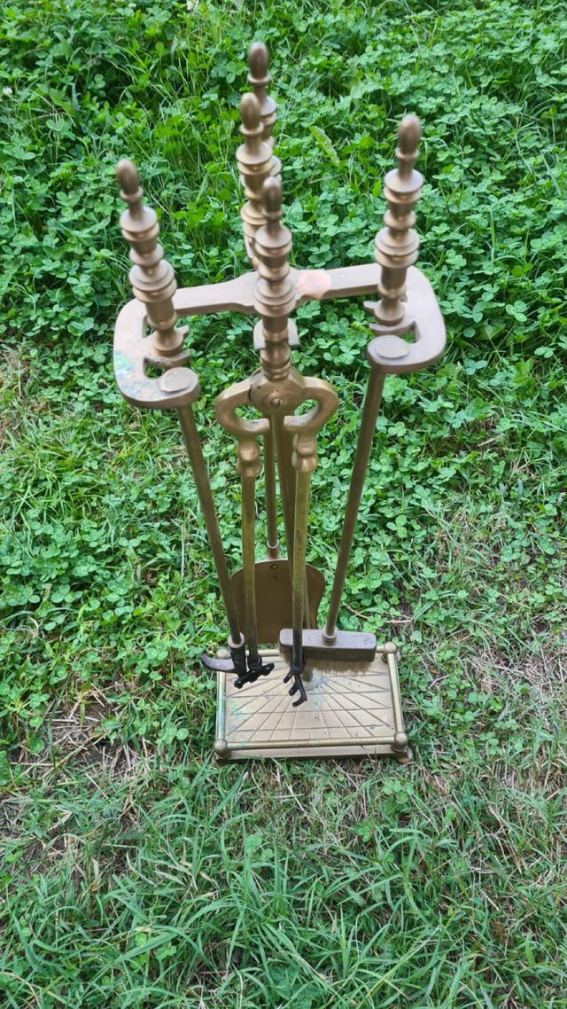 Chimenea metálica negra y dorada